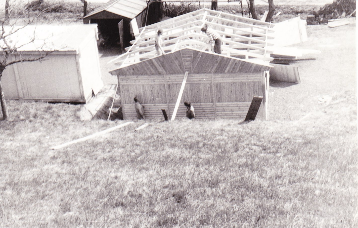Stavba boudy na střelnici II jaro 1989